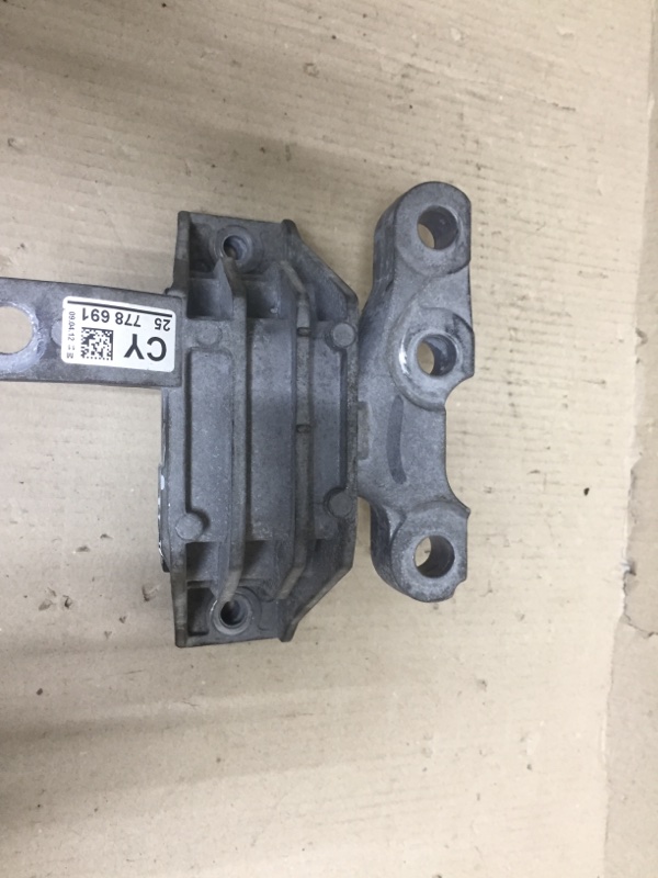 Подушка двигателя правая PASSAT B7 11-15 2012 CBTA 2.5L