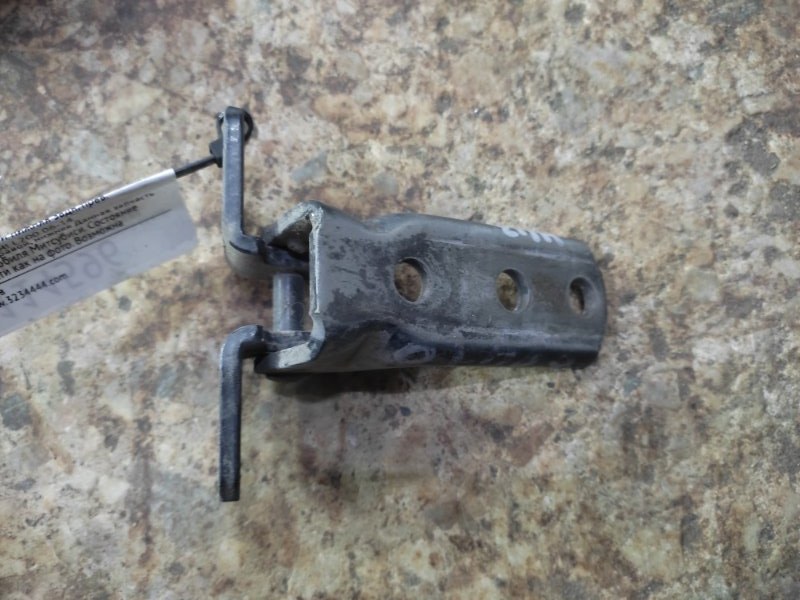 Запчасть петля двери нижняя задняя правая MITSUBISHI L200 06-14 Б/У Петля двери нижняя задняя правая MITSUBISHI L200 06-14 Б/У