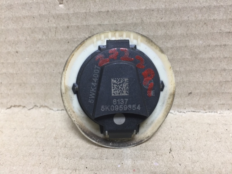 Датчик удара передний правый VOLKSWAGEN PASSAT B7 11-15 2012 CBTA 2.5L 5K0 959 354 Б/У