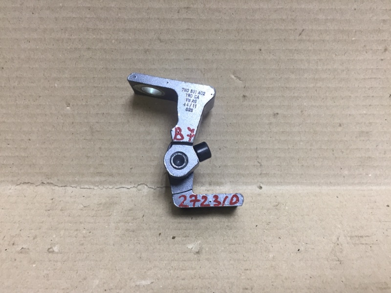 Петля двери верхняя задняя правая VOLKSWAGEN PASSAT B7 11-15 2012 CBTA 2.5L 7N0 831 402 A Б/У