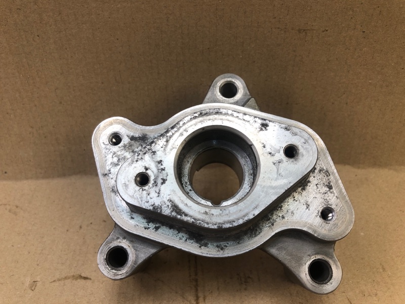 Кронштейн ТНВД KIA SORENTO UM 14- UM 2.4 G4KJ