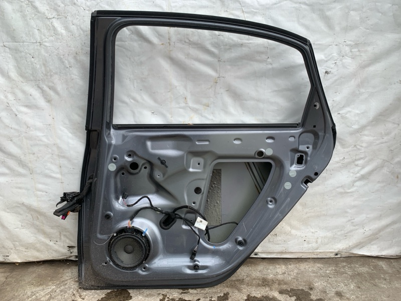 Дверь задняя правая PASSAT B7 11-15 2012 CBTA 2.5L