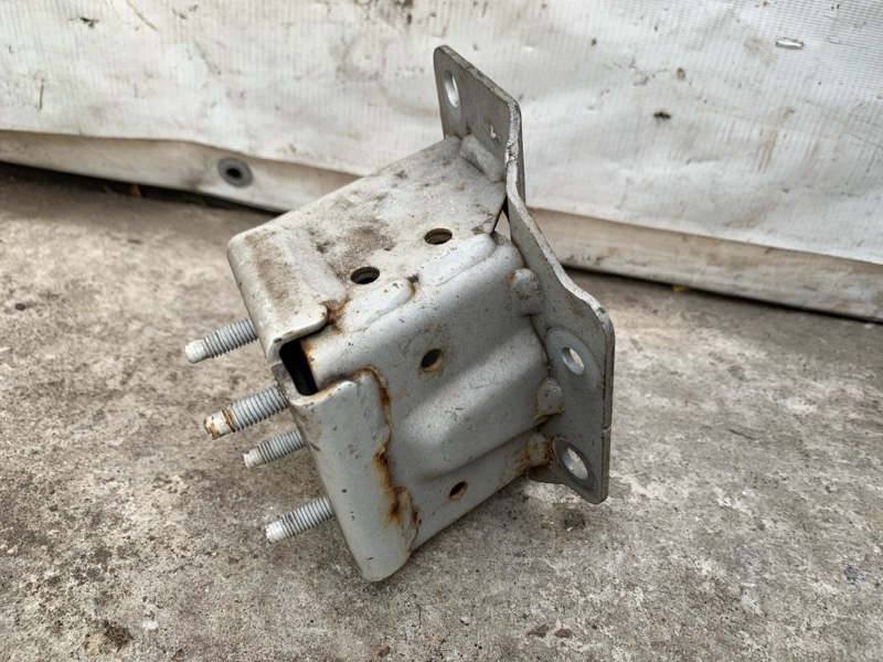 Кронштейн усилителя заднего бампера левый QUEST S 11-17 2014 Минивен E52 3.5