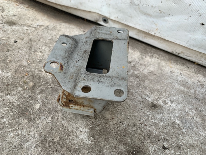 Кронштейн усилителя заднего бампера левый NISSAN QUEST S 11-17 Минивен E52 3.5