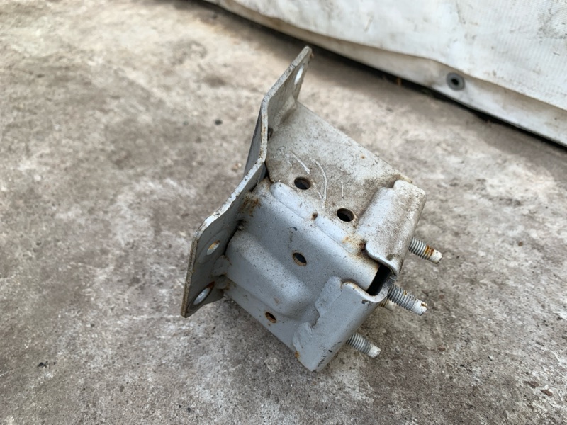 Кронштейн усилителя заднего бампера правый QUEST S 11-17 2014 Минивен E52 3.5