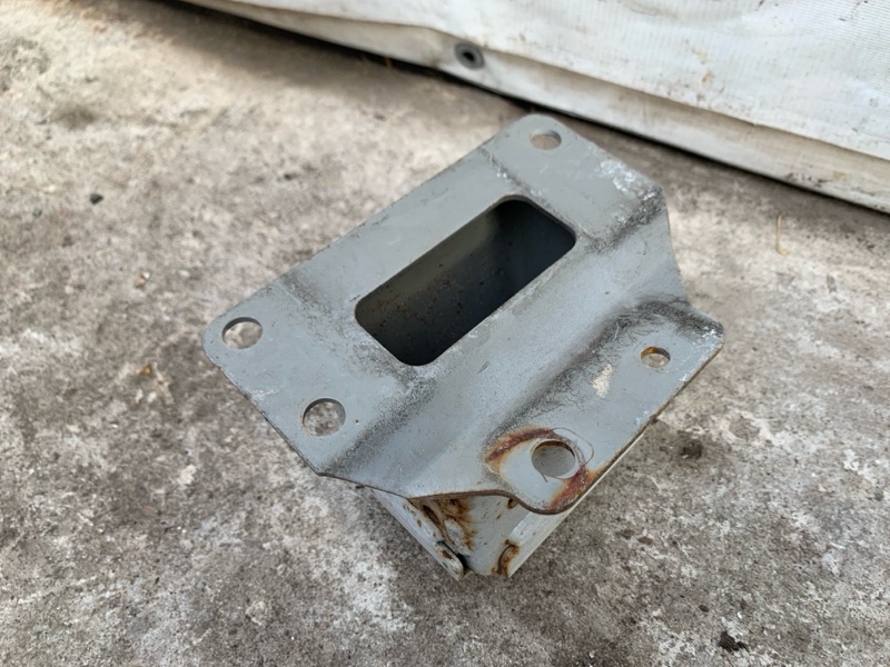 Кронштейн усилителя заднего бампера правый NISSAN QUEST S 11-17 Минивен E52 3.5