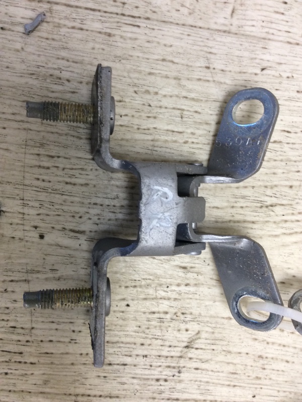 Петля крышки багажника JEEP COMPASS 06-16 MK49 2.0 ECN Петля крышки багажника JEEP COMPASS 06-16 MK49 2.0 ECN