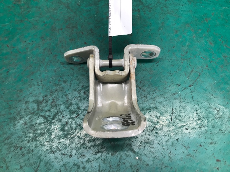 Петля двери нижняя передняя правая PATHFINDER R52 12-21 2020 R52 3.5