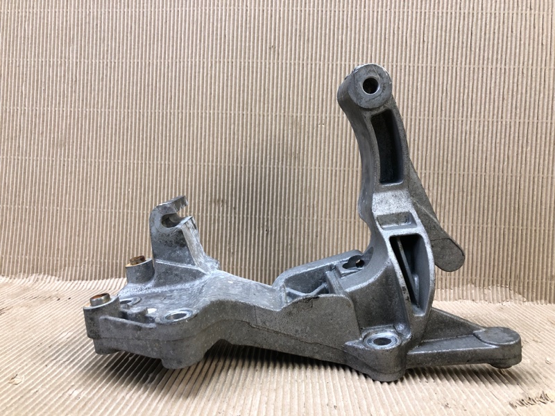 Кронштейн генератора KIA SORENTO UM 14- UM 2.4 G4KJ