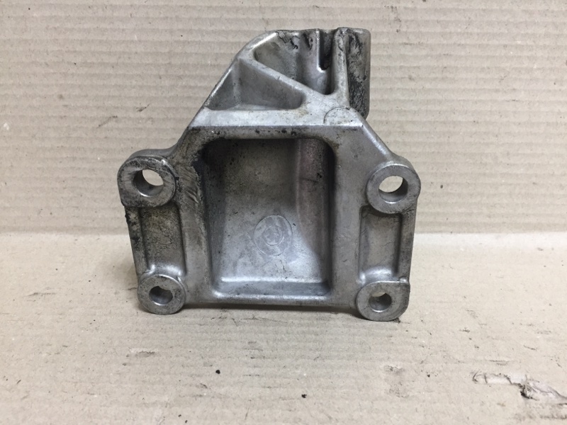 Кронштейн опоры двигателя правый FX S50 03-08 2005 3.5 VQ35DE Кронштейн опоры двигателя правый FX S50 03-08 2005 3.5 VQ35DE