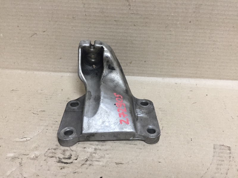 Кронштейн опоры двигателя правый FX S50 03-08 2005 3.5 VQ35DE Кронштейн опоры двигателя правый FX S50 03-08 2005 3.5 VQ35DE