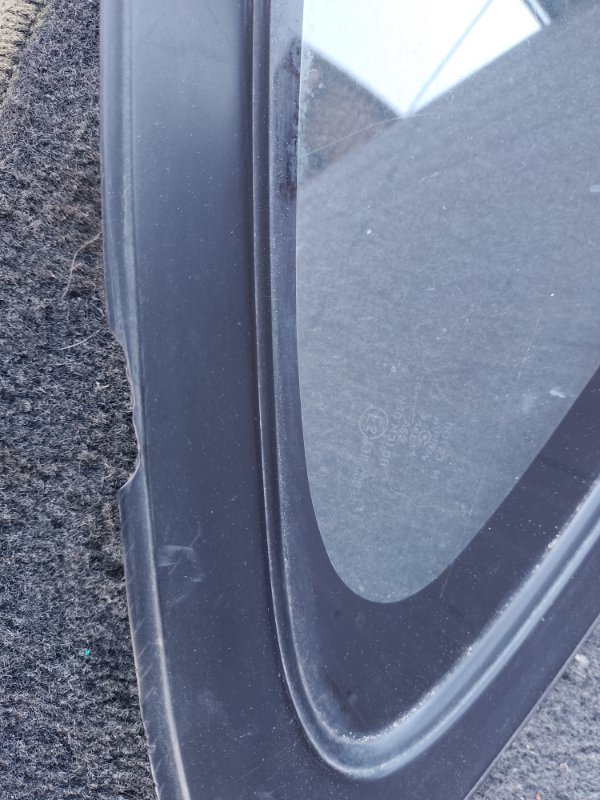 Стекло двери глухое заднее левое MAZDA 323 BA 94-97 Стекло двери глухое заднее левое MAZDA 323 BA 94-97