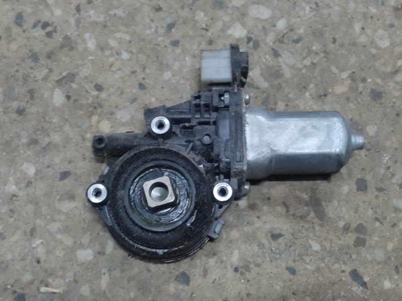 Моторчик стеклоподъемника передний левый M35/M45 04-10 Моторчик стеклоподъемника передний левый M35/M45 04-10