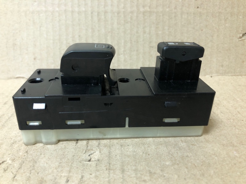 Блок управления стеклоподъемниками правый QUEST S 11-17 2014 Минивен E52 3.5