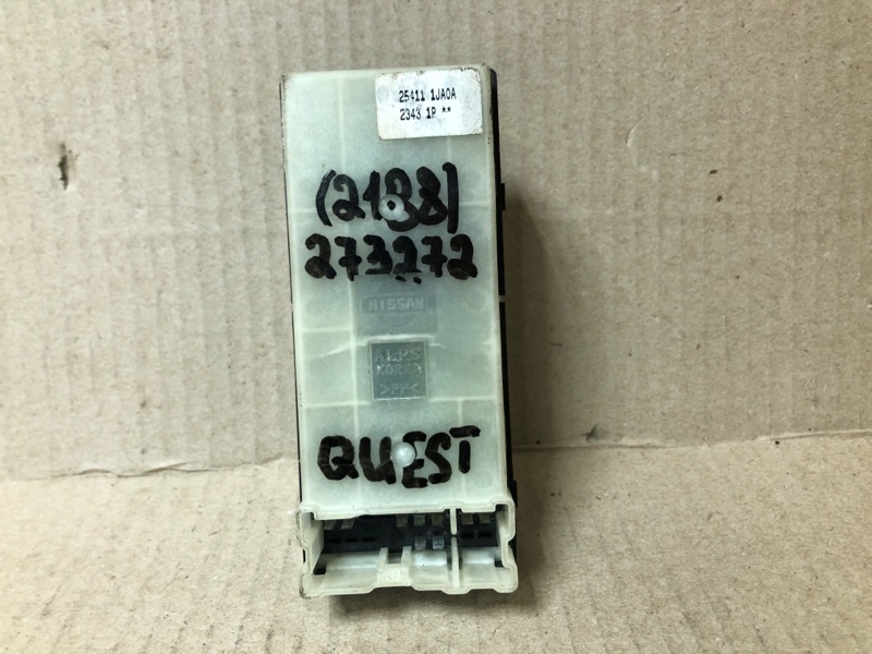 Блок управления стеклоподъемниками правый QUEST S 11-17 2014 Минивен E52 3.5