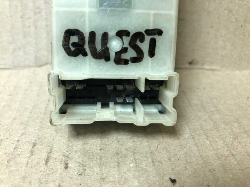 Блок управления стеклоподъемниками правый QUEST S 11-17 2014 Минивен E52 3.5