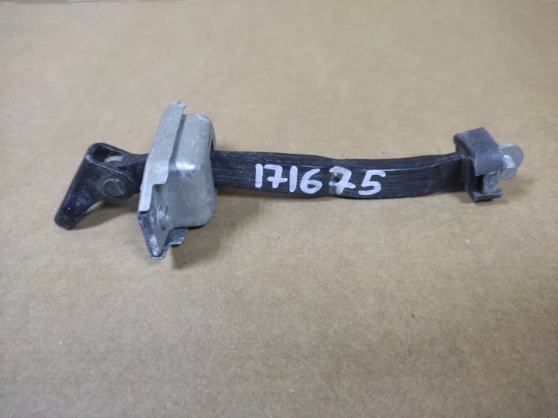 Ограничитель двери задний правый LEXUS CT200 11-17 2012 Хетчбек 1.8 68630-76010 Б/У