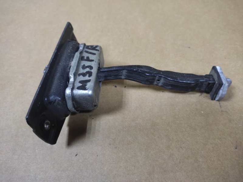 Ограничитель двери передний правый M35/M45 04-10 Ограничитель двери передний правый M35/M45 04-10