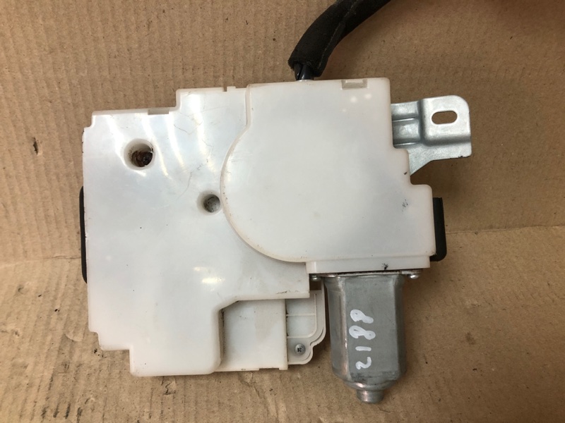 Замок крышки багажника QUEST S 11-17 2014 Минивен E52 3.5