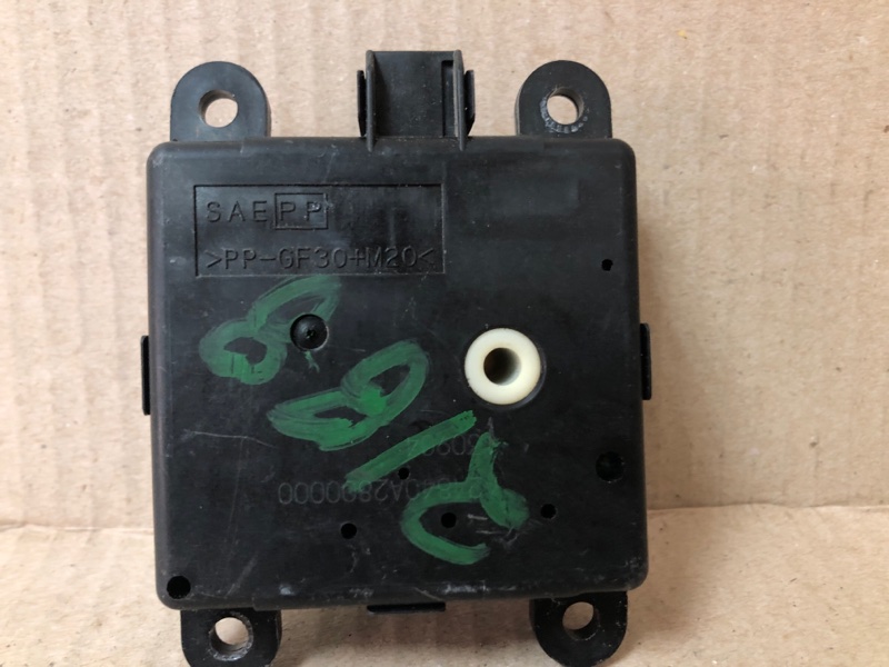 Моторчик заслонки печки QUEST S 11-17 2014 Минивен E52 3.5