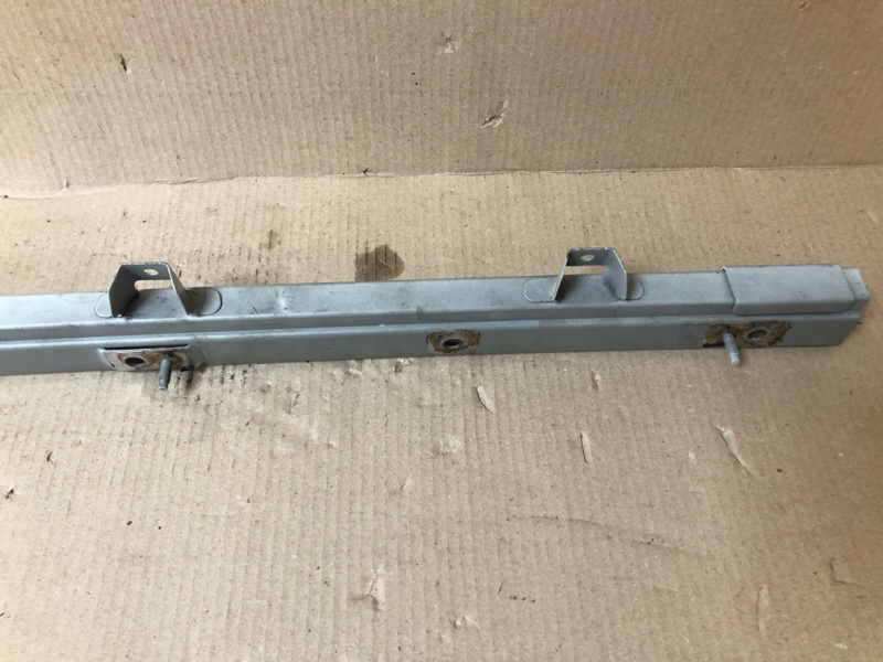 Кронштейн правый QUEST S 11-17 2014 Минивен E52 3.5