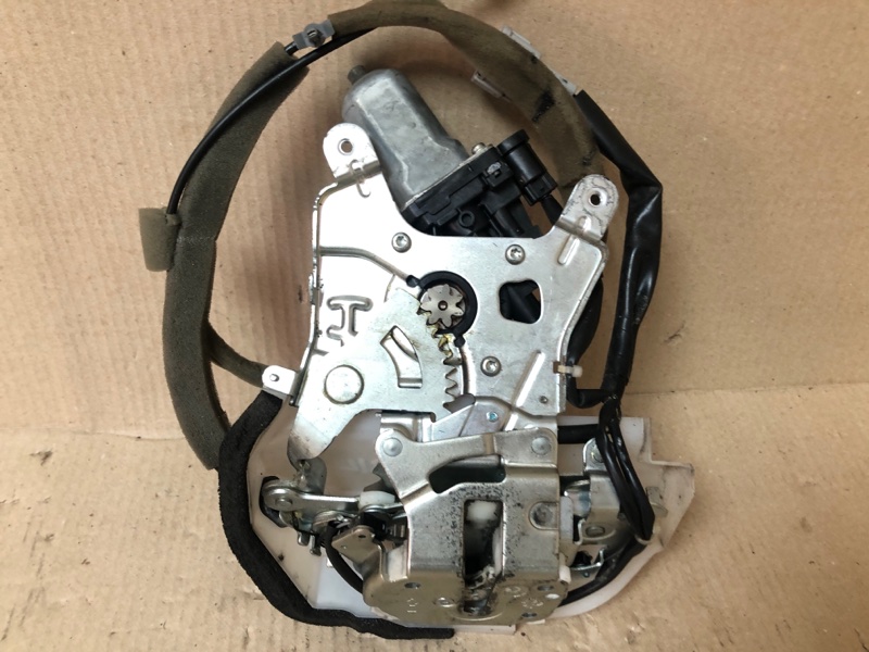 Замок двери боковой задний левый QUEST S 11-17 2014 Минивен E52 3.5