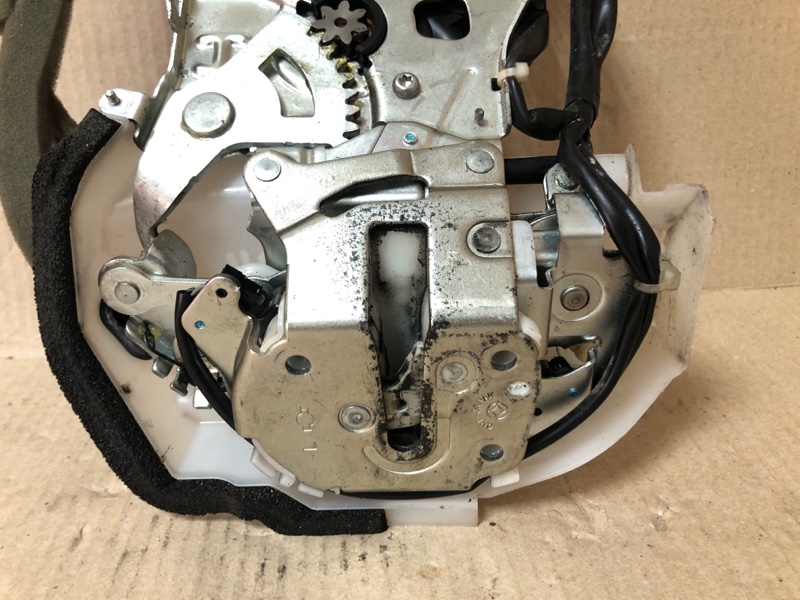 Замок двери боковой задний левый QUEST S 11-17 2014 Минивен E52 3.5