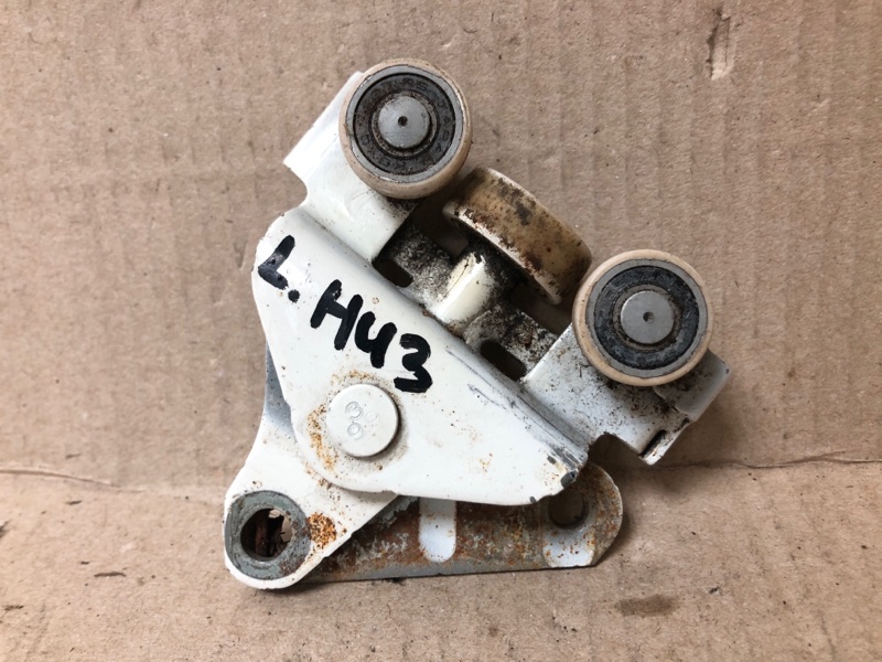 Ролик сдвижной двери нижний левый QUEST S 11-17 2014 Минивен E52 3.5