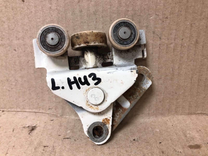 Ролик сдвижной двери нижний левый QUEST S 11-17 2014 Минивен E52 3.5