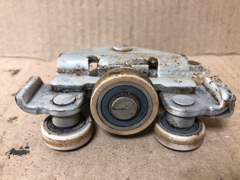 Ролик сдвижной двери нижний левый QUEST S 11-17 2014 Минивен E52 3.5