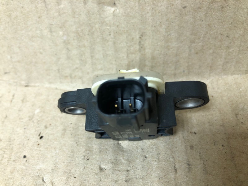 Датчик удара передний левый QUEST S 11-17 2014 Минивен E52 3.5