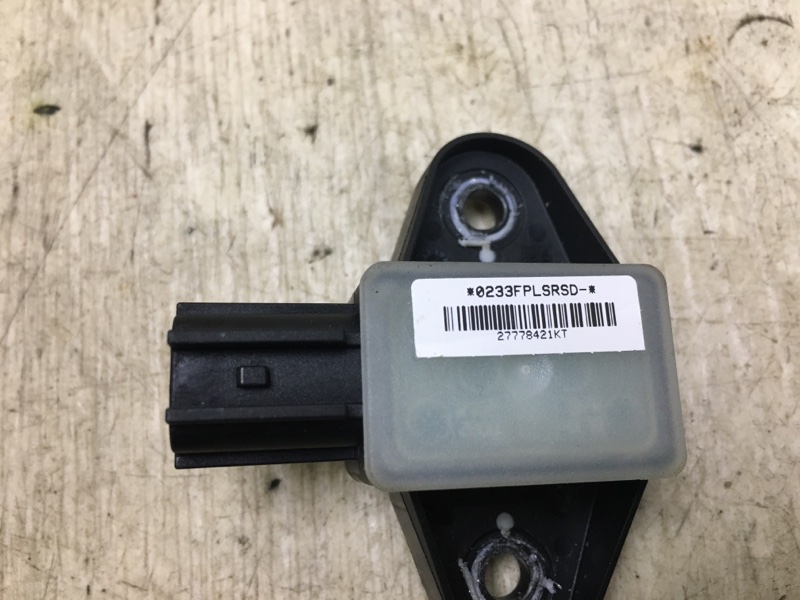 Датчик удара передний PASSAT CC 08-12