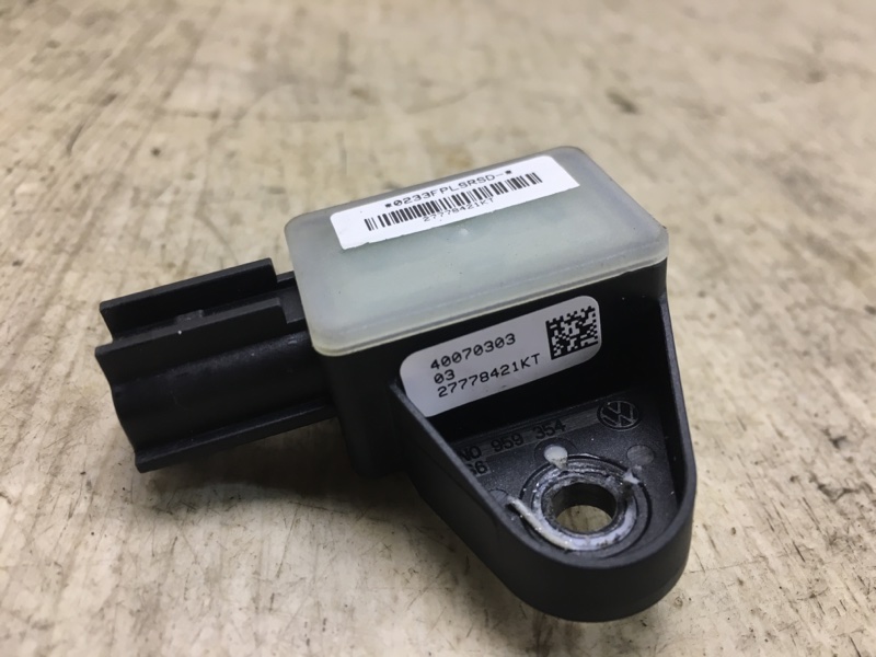 Датчик удара передний PASSAT CC 08-12