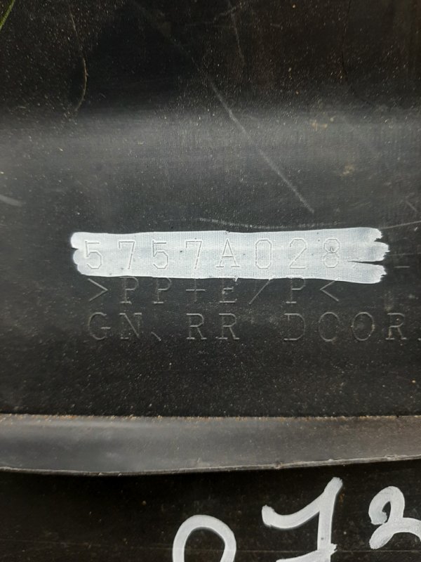 Накладка двери задняя правая MITSUBISHI PAJERO 06-21