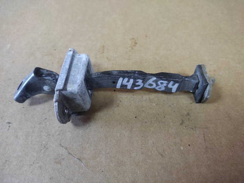 Ограничитель двери передний правый INFINITI QX56 / TITAN / ARMADA 04-16 80430-ZC30A Б/У
