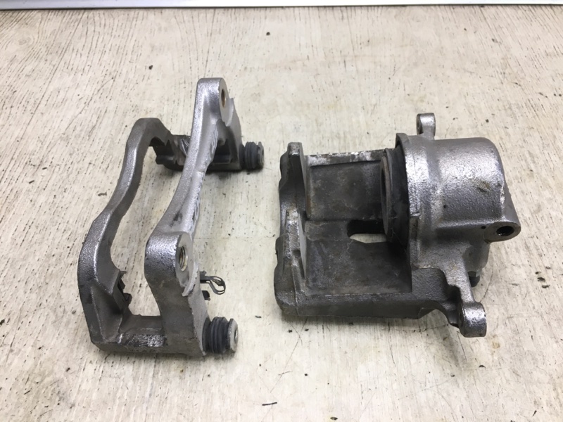 Суппорт тормозной передний правый 200 14-16 2015 UF 2.4 ED6