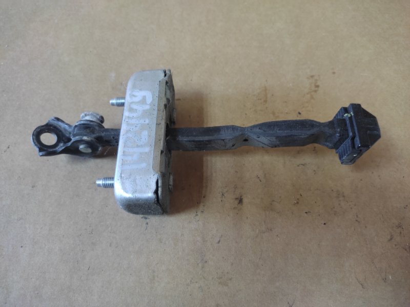 Ограничитель двери передний левый LEXUS IS250/350 05-13 2010 Седан 2.5 68620-53020 Б/У