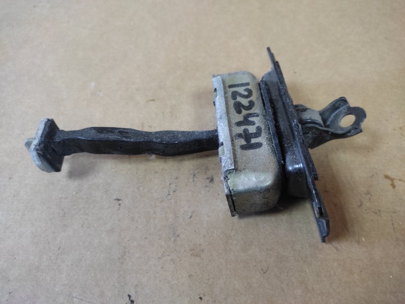 Запчасть ограничитель двери передний левый INFINITI M35/M45 04-10 Б/У Ограничитель двери передний левый INFINITI M35/M45 04-10 Б/У