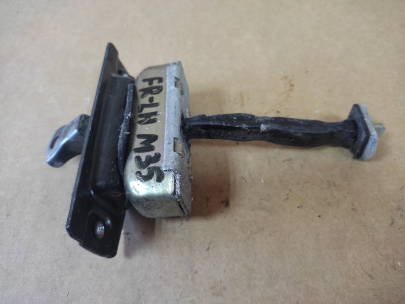 Ограничитель двери передний левый M35/M45 04-10 Ограничитель двери передний левый M35/M45 04-10