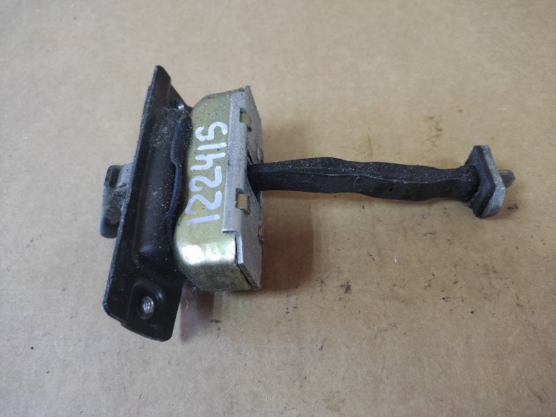 Ограничитель двери передний правый M35/M45 04-10 Ограничитель двери передний правый M35/M45 04-10