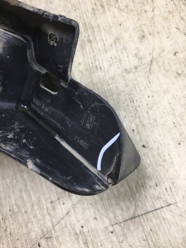 Брызговик передний правый NV200 USA 13-