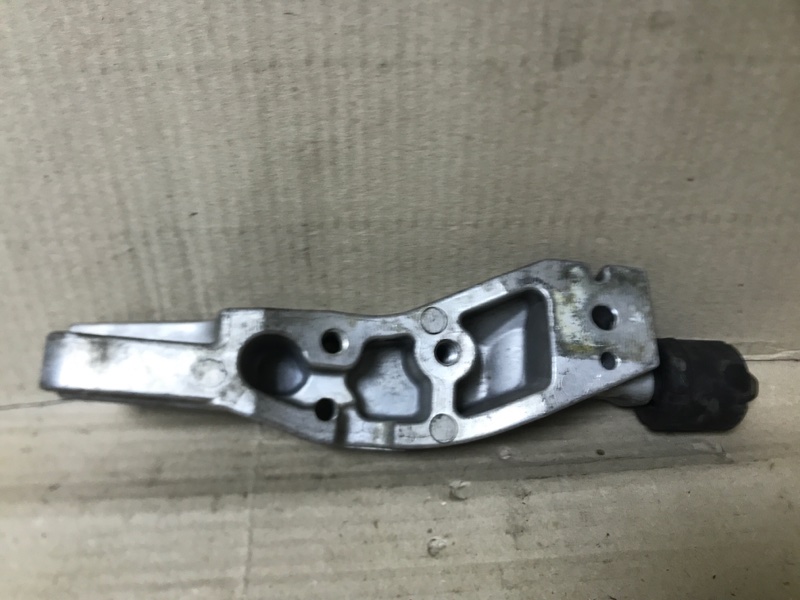 Кронштейн опоры двигателя правый FX S50 03-08 2004 3.5 VQ35DE