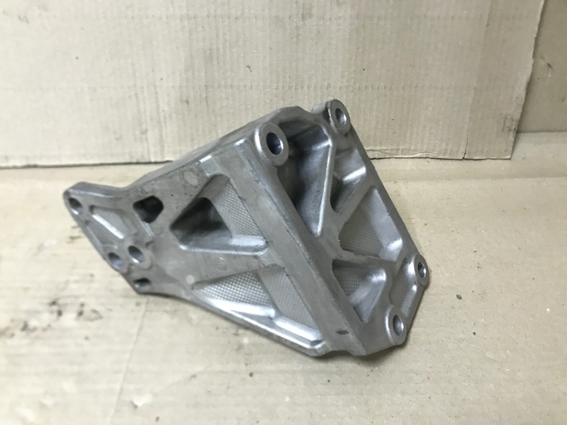 Кронштейн опоры двигателя правый FX S50 03-08 2004 3.5 VQ35DE Кронштейн опоры двигателя правый FX S50 03-08 2004 3.5 VQ35DE