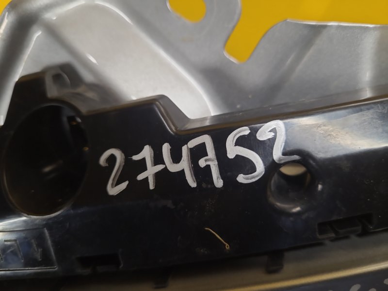 Кронштейн переднего бампера (на крыле) левый LEAF 18- Кронштейн переднего бампера (на крыле) левый LEAF 18-