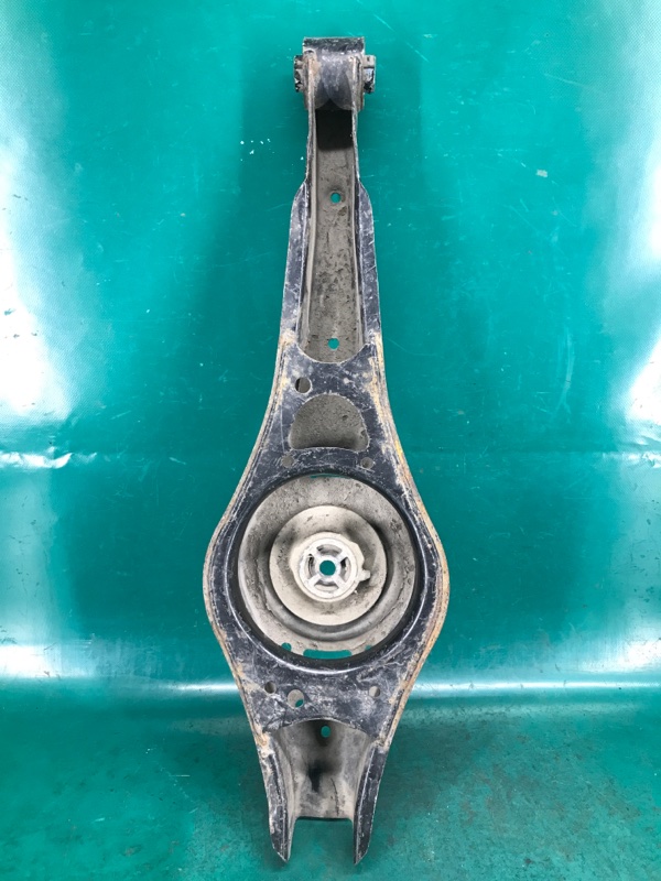 Рычаг задней подвески поперечный нижний задний правый JETTA USA 10-17