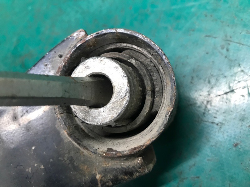 Рычаг задней подвески поперечный нижний задний правый JETTA USA 10-17