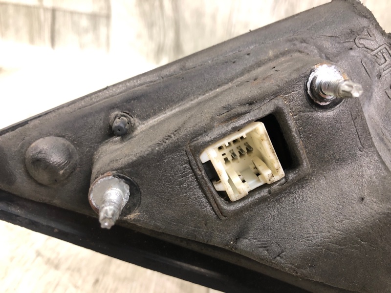 Зеркало левое 300 04-10