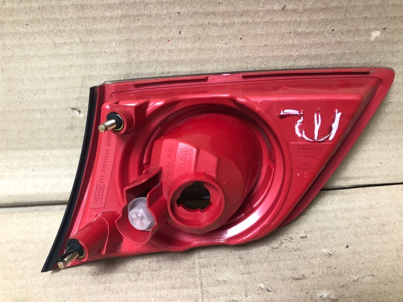 Фонарь внутренний задний левый FX S50 03-08 2004 3.5 VQ35DE