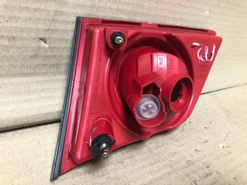 Фонарь внутренний задний левый FX S50 03-08 2004 3.5 VQ35DE