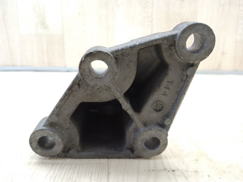 Кронштейн двигателя правый LEAF 10-17